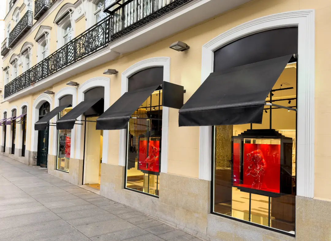 Façade vitrine de magasin en aluminium sur mesure à Saint-Cyr-en-Val